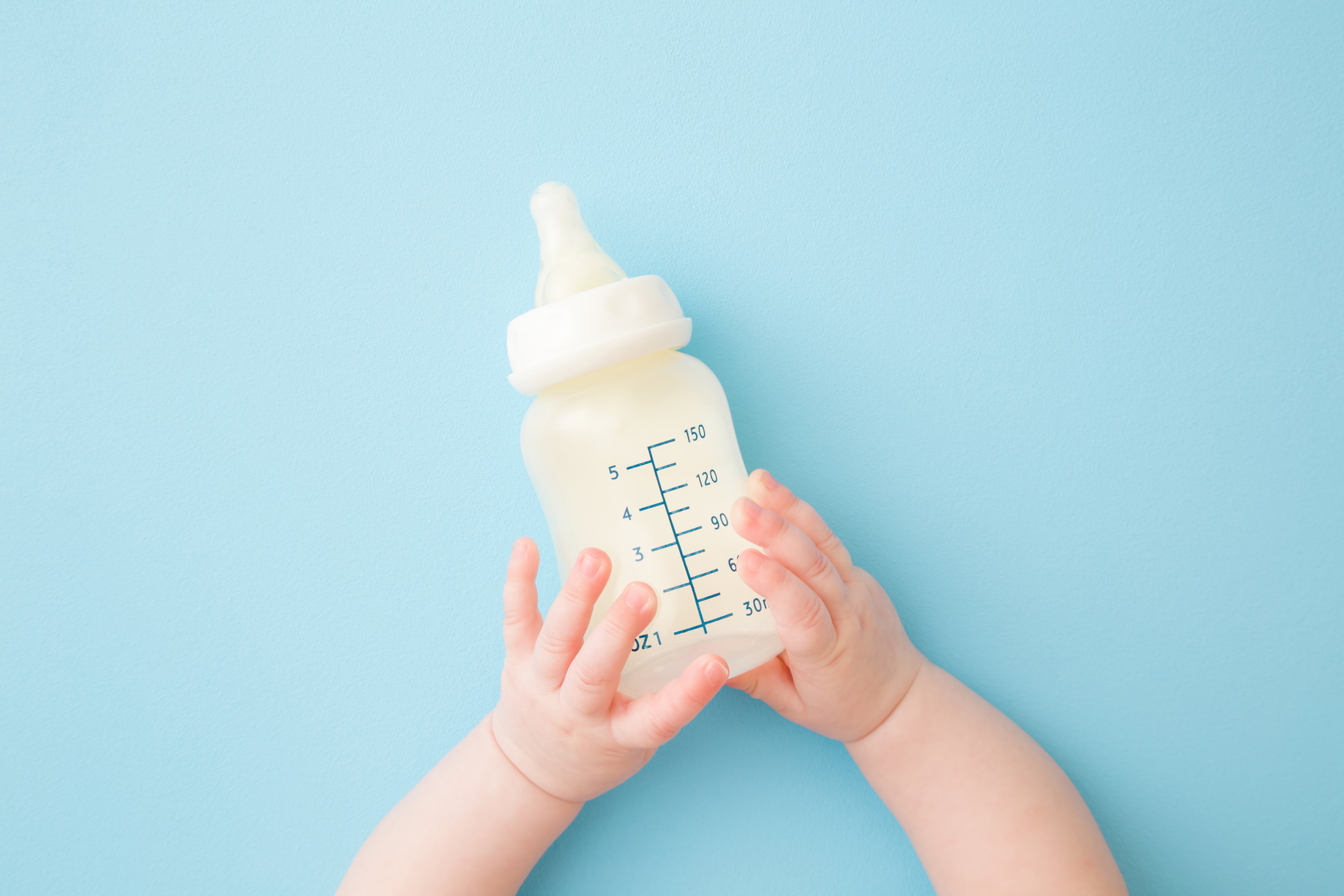 Navigating the Transition: Introducing a Bottle to Your Breastfed Baby